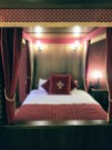 Lit double d'une des chambres de l'hôtel le Camp du Drap d'Or du Puy du fou ©biboucheetbibouchon