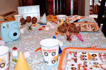 Décoration table d'anniversaire Maé 3 ans ©biboucheetbibouchon