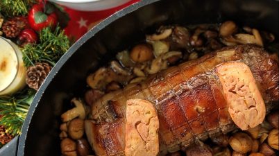 Filet de boeuf présenté dans une cocotte Magimix, cuit avec des champignons, des marrons, et du foie gras, présenté avec une sauce au fois gras et des frites maison