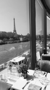 Vue sur la Tour Eiffel du restaurant le Club noir et blanc©biboucheetbibouchon