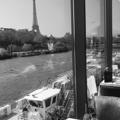 Vue sur la Tour Eiffel du restaurant le Club noir et blanc©biboucheetbibouchon